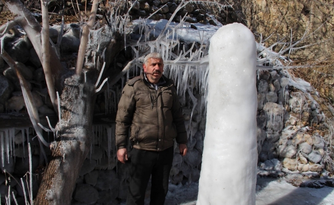 Patlayan su hortumu buzdan sütun oluşturdu