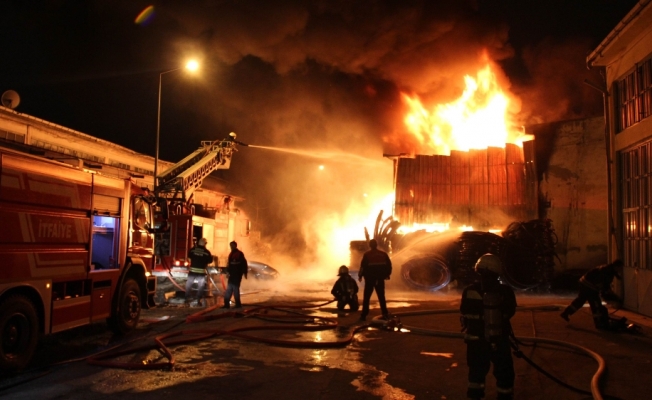 Samsun'da plastik boru fabrikasında yangın