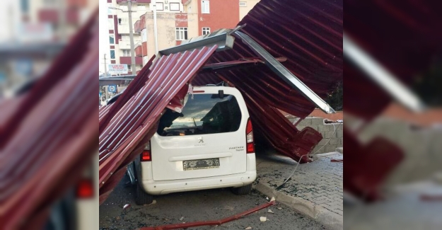 Rüzgar çatıları uçurdu, ağaçları kökünden söktü