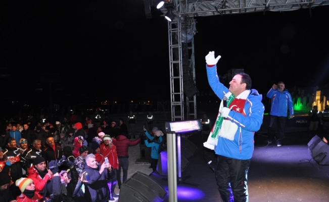 Sarıkamış soğuğunda Mahmut Tuncer’den sıcak konser