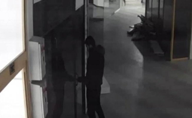 Gaziantep’te satırla kapıyı açan hırsız 5 dakikada soydu