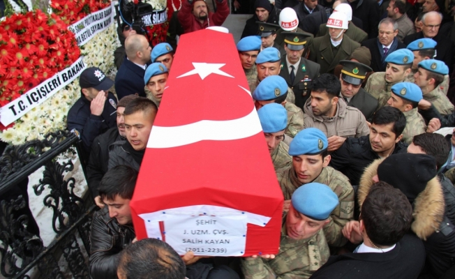 Şehidin tabutunu silah arkadaşları sırtladı