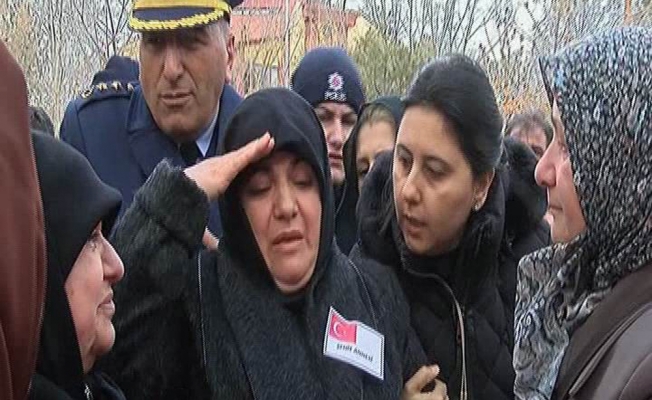 Şehit oğlunu asker selamıyla uğurladı