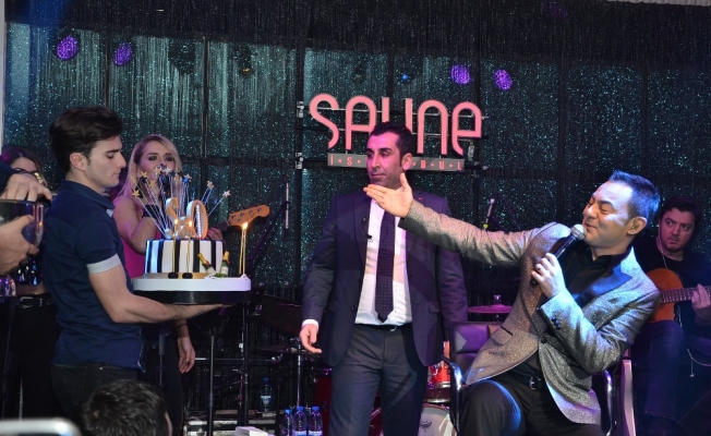 Serdar Ortaç doğum gününü sahnede kutladı