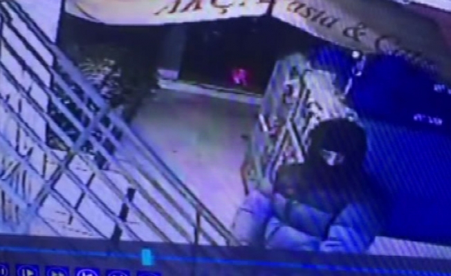 İstanbul'da tekel bayiden hırsızlık kamerada İZLE