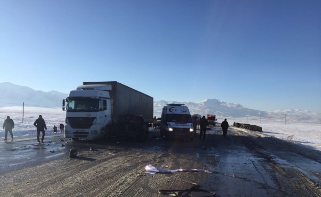 Tır ile ticari araç çarpıştı: 2 ölü, 1 yaralı