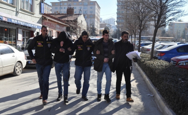 Yakalanınca polisi bıçakladı