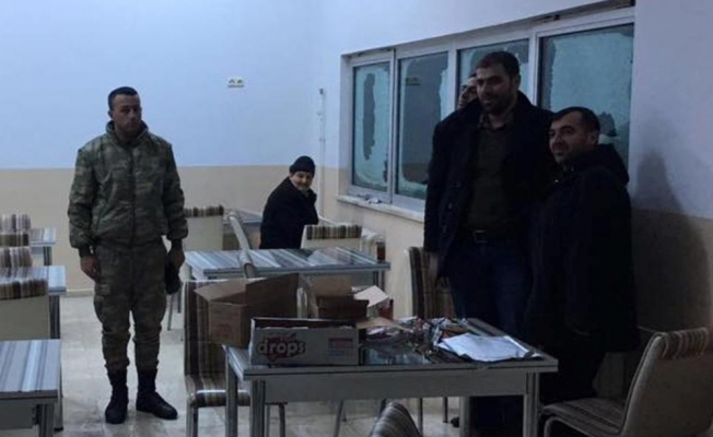 Yolda kalan 52 vatandaşı askerler kurtardı