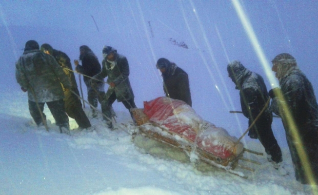 Yüksekova’da kızaklı hasta kurtarma operasyonu