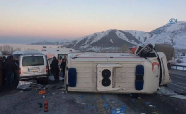 Ambulansla hafif ticari araç çarpıştı: 4 ölü, 1 yaralı