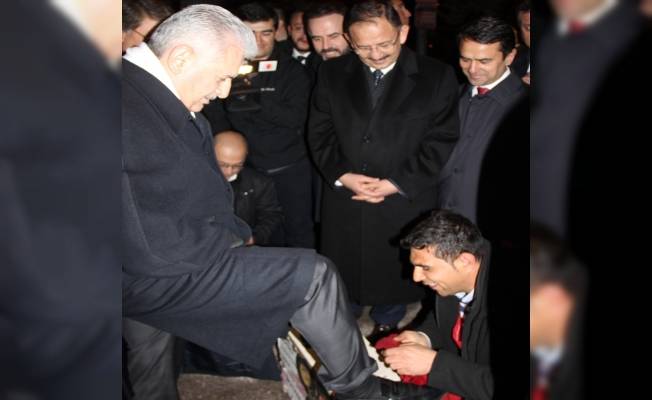 Başbakan ile ayakkabı boyacısı arasında güldüren diyalog