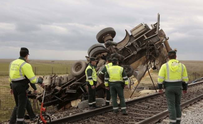 İspanya’da yolcu treni kamyona çarptı