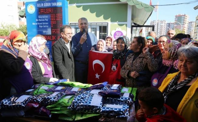 Suriye’deki Türk askerlerine bere, atkı ve kazak gönderdiler