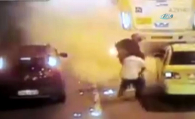 Sürüklenen motosiklet sürücüyü yaktı: O anlar kamerada