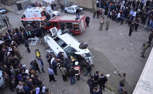 Şanlıurfa'da TIR, yolcu minibüsüne çarptı: 1 ölü, 14 yaralı