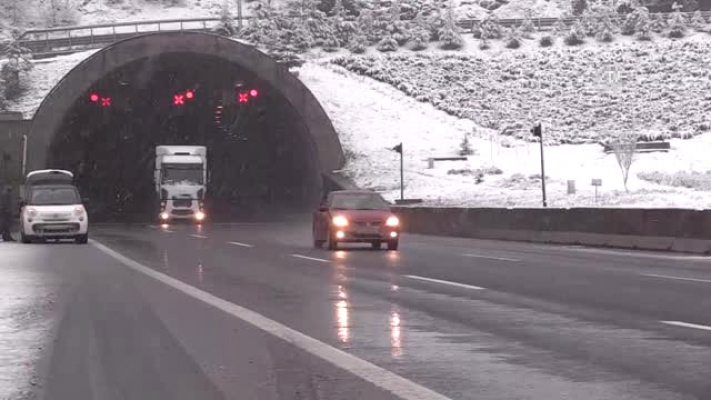 Yoğun kar Bolu'da ulaşımı felç ediyor