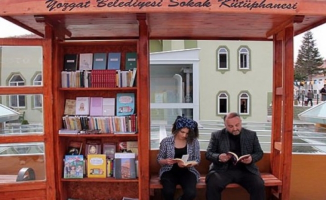 Yozgat okusun diye belediye sokak kütüphaneleri kurdu