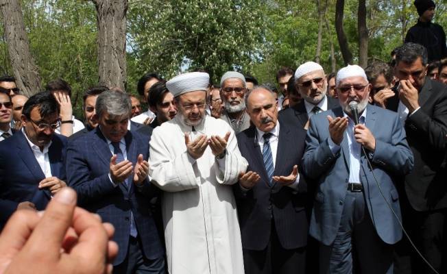 Abdullah Gül babasının mezarı başında helallik istedi