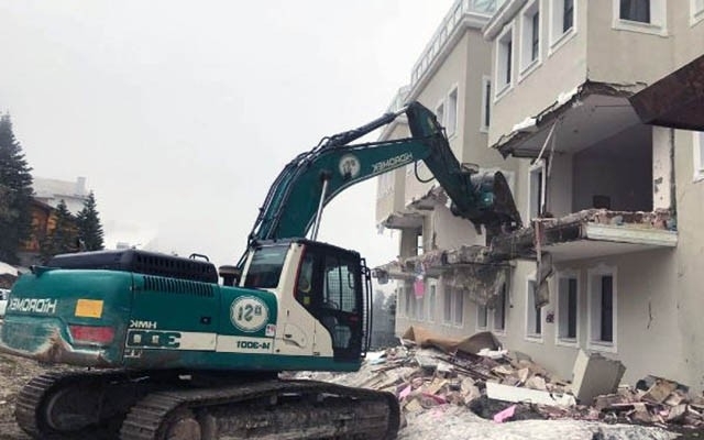 Ali Ağaoğlu'nun Uludağ otelinin kaçak bölümleri yıkıldı