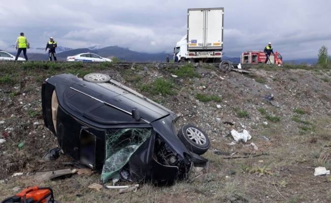 Erzincan’da trafik kazası: 2 ölü, 3 yaralı
