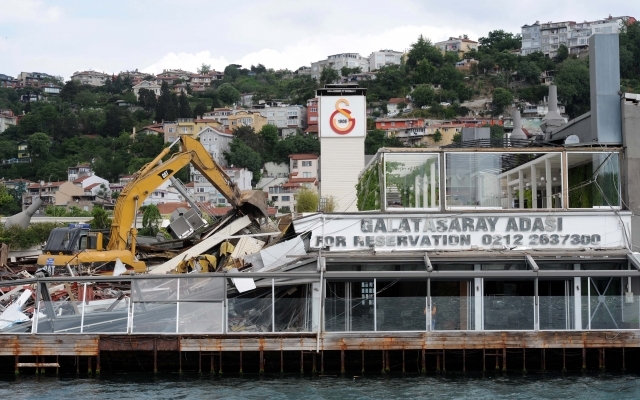 Galatasaray Adası yıkıldı