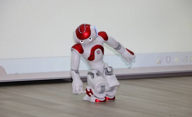 Gösteri yapan insansı robot ’bayıldı’