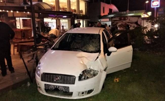 Otomobil restoranın bahçesine daldı: 1 ölü, 1 yaralı