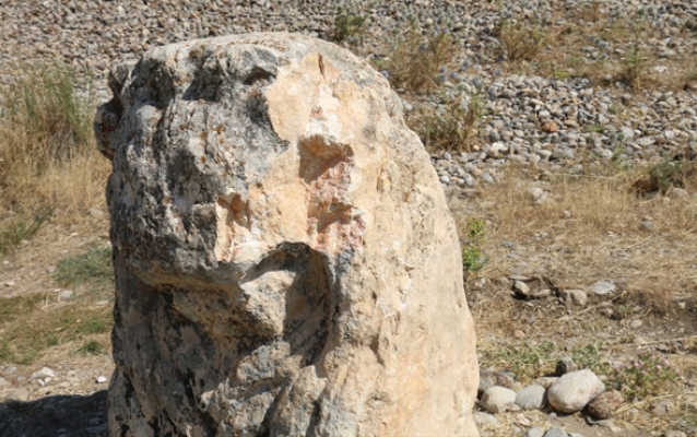 2 bin yıllık aslan heykelini parçaladılar