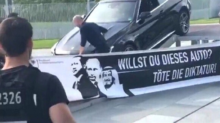 'Bu aracı istiyorsan Erdoğan'ı öldür' pankartı