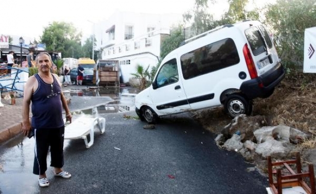 Muğla'da 6,3 şiddetindeki deprem tatilcileri sokağa döktü