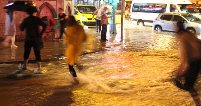 AKOM: İstanbul'da metrekareye 7 damacana su düştü