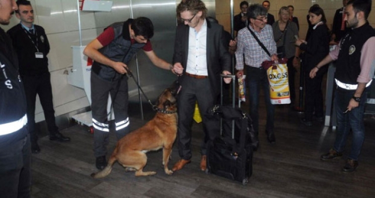 Avusturya'ya, Atatürk Havalimanı'nda köpekli cevap