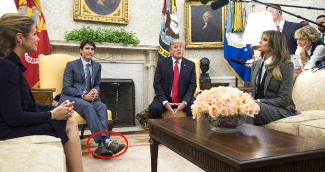 Kanada Başbakanı çorap şovunda karizmayı çizdirdi