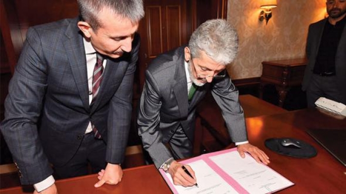 Başkan Mustafa Tuna tüm bürokrat ve genel müdürlerin istifasını istedi