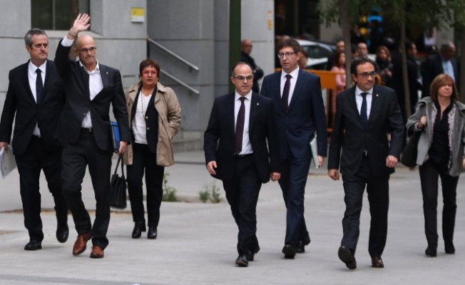 Katalonya'da 8 bakan tutuklandı