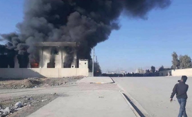 Irak'ta Barzani'nin hükumeti maaşları ödeyemeyince KDP binları yakıldı