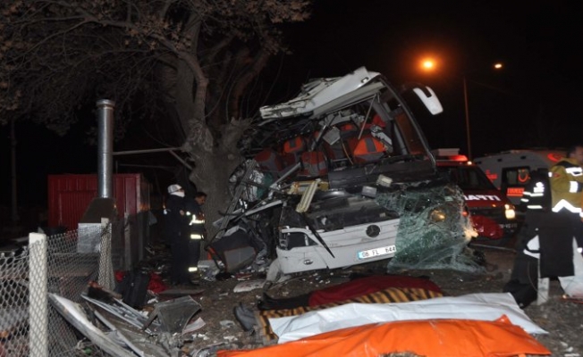 Ankara'dan Bursa'ya giden tur otobüsü kaza yaptı 13 ölü, 42 yaralı