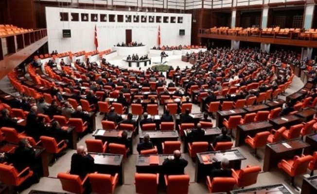 AKP’nin “bir kişi en fazla üç dönem milletvekili olabilir” maddesi esniyor