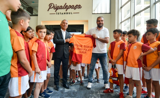 Galatasaray futbol okulu öğrencilerinden Adnan Polat’a anlamlı ziyaret