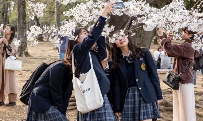 Tokyo, öğrencilerin saçına ve iç çamaşırlarına karışmayacak