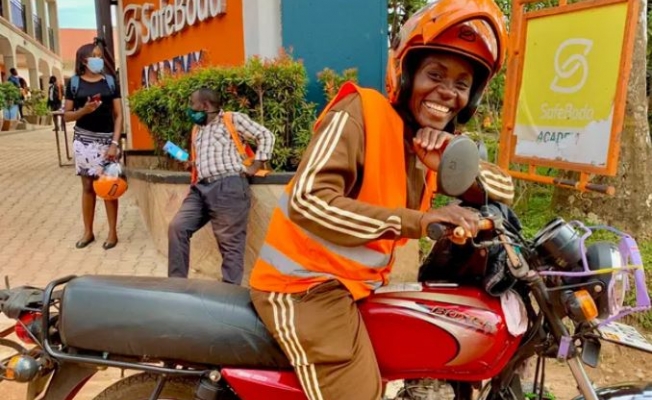 Uganda'nın tabularını yıkan kadın taksi motosikletçi