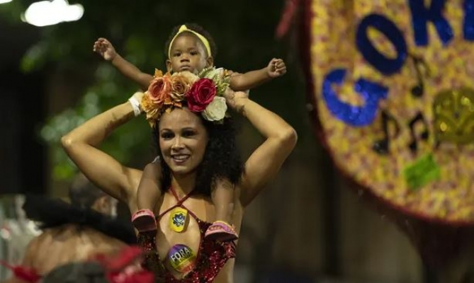 Samba okulları Rio Karnavalı için savaşıyor