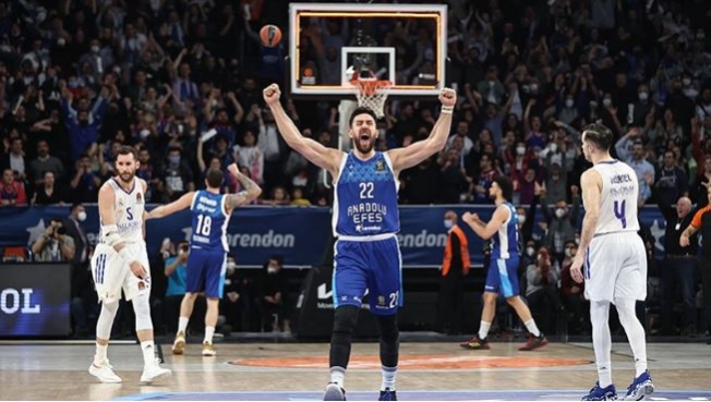 Anadolu Efes Basketbol Takımı Euroleague'de finalde!