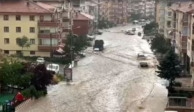 Ankara'da eğitimi sel vurdu 1 gün tatil ilan edildi