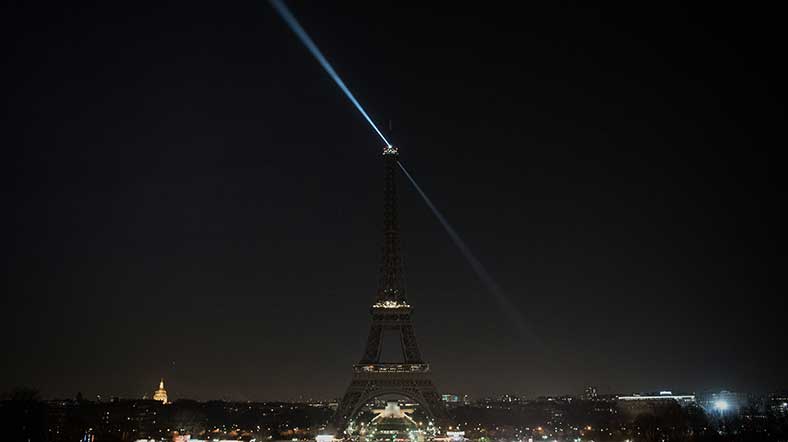 Fransa'nın sembolü Eyfel Kulesi Halep için karardı!