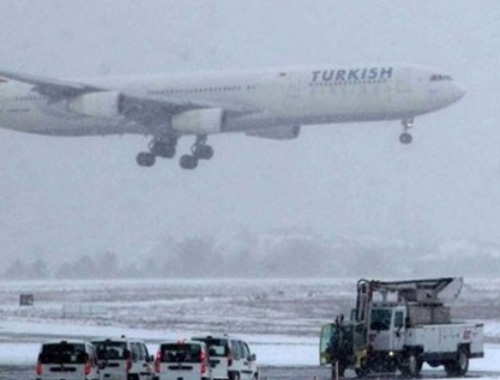 İstanbul'dan kalkan uçak yoğun kar nedeniyle inemedi